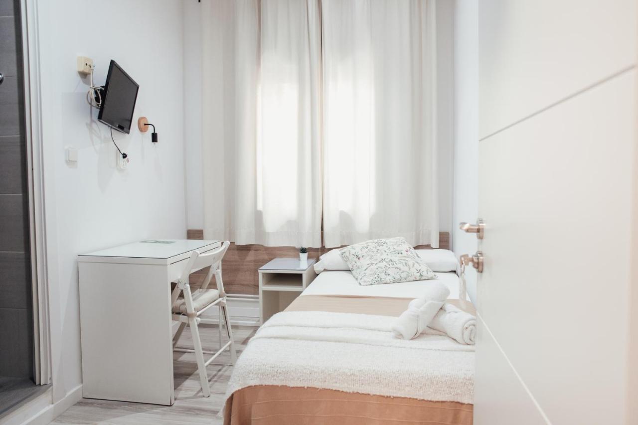 Hostal Ruta De Francia Barcellona Esterno foto