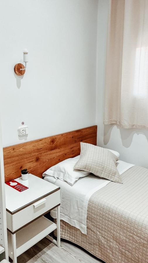 Hostal Ruta De Francia Barcellona Esterno foto