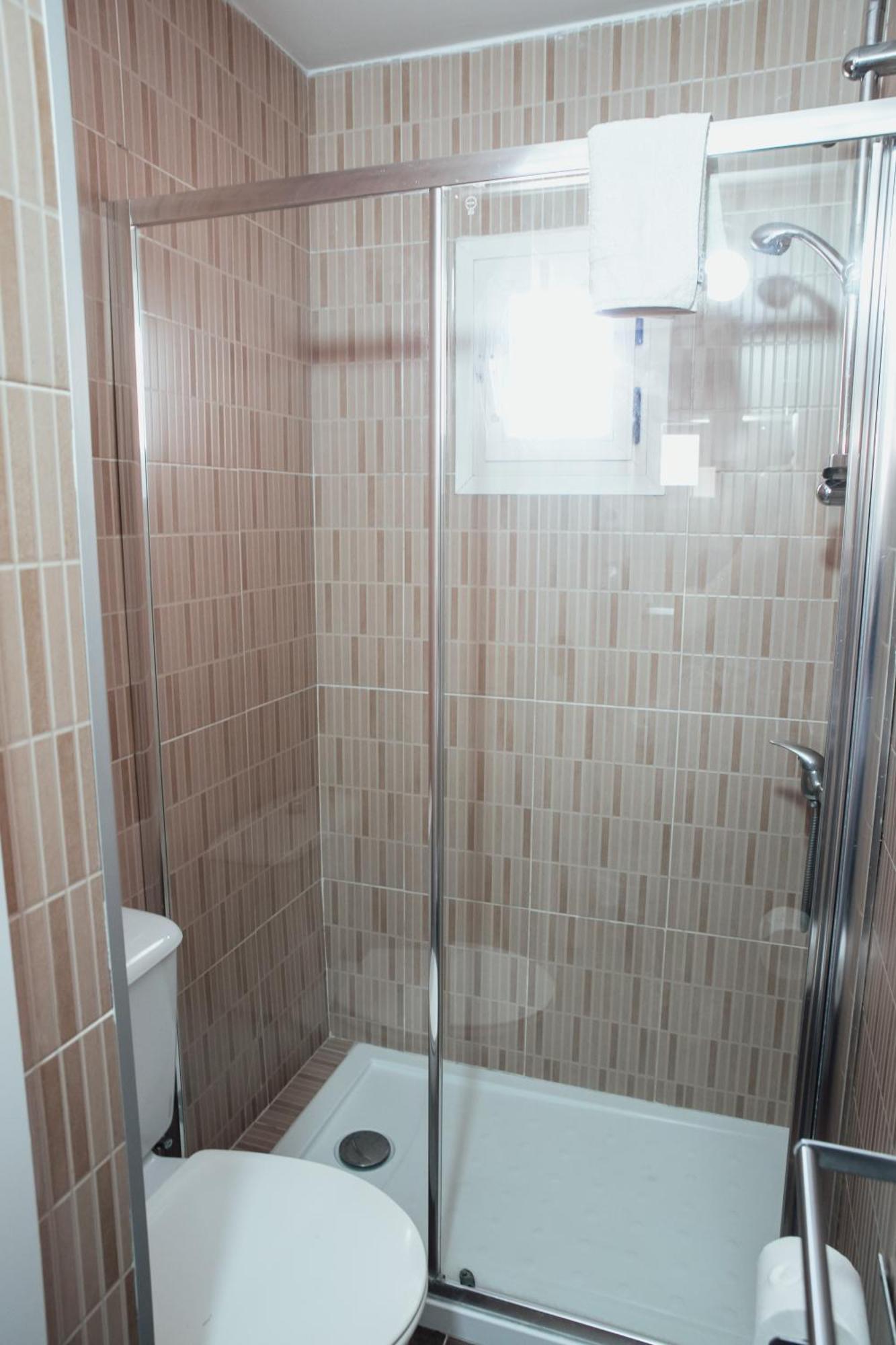 Hostal Ruta De Francia Barcellona Esterno foto