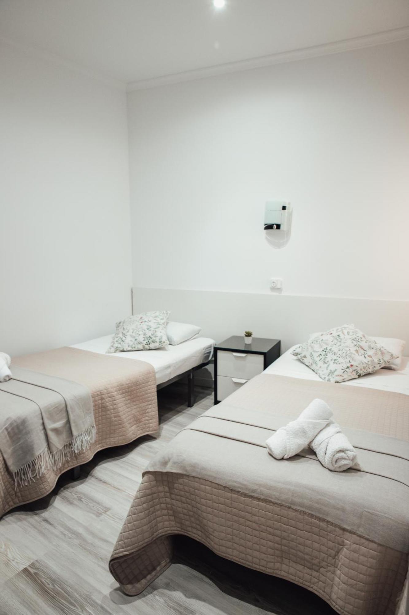 Hostal Ruta De Francia Barcellona Esterno foto