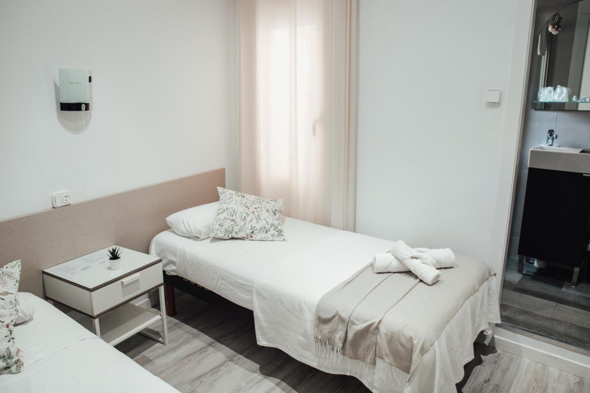 Hostal Ruta De Francia Barcellona Esterno foto
