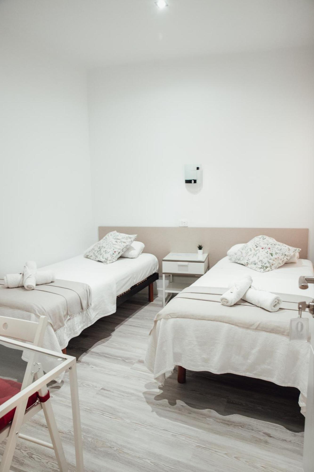 Hostal Ruta De Francia Barcellona Esterno foto