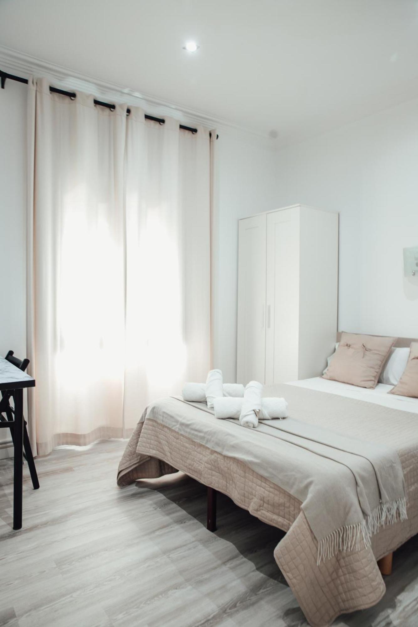 Hostal Ruta De Francia Barcellona Esterno foto