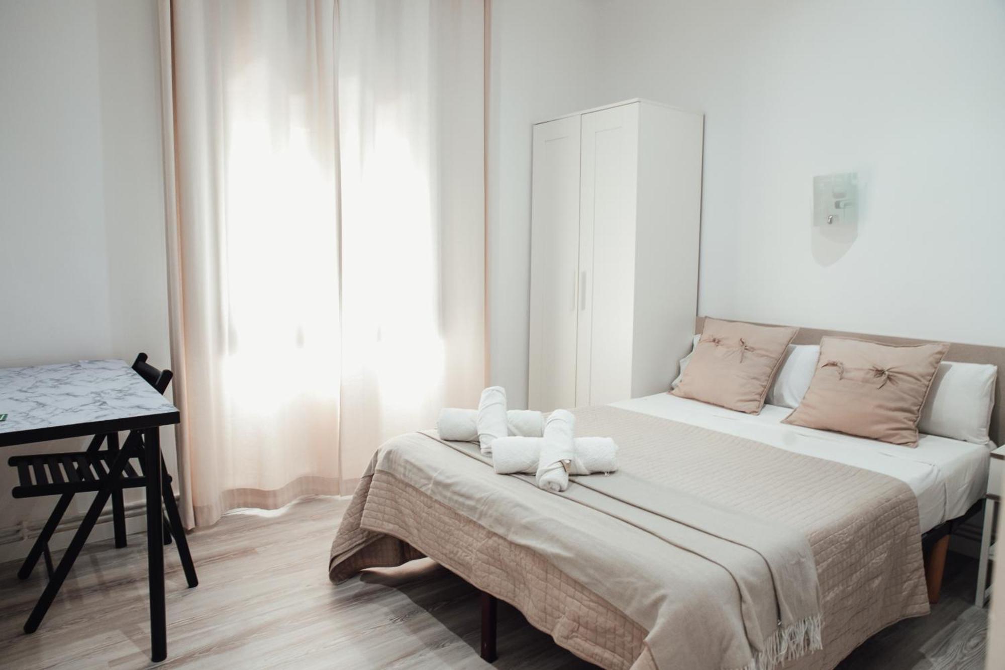 Hostal Ruta De Francia Barcellona Esterno foto