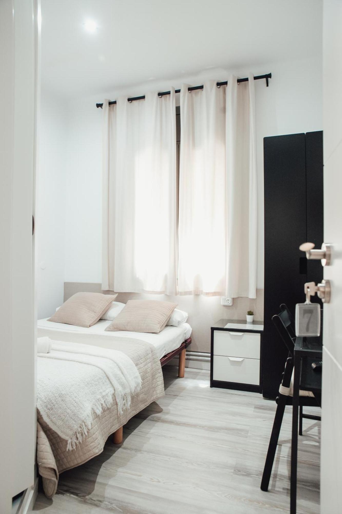 Hostal Ruta De Francia Barcellona Esterno foto