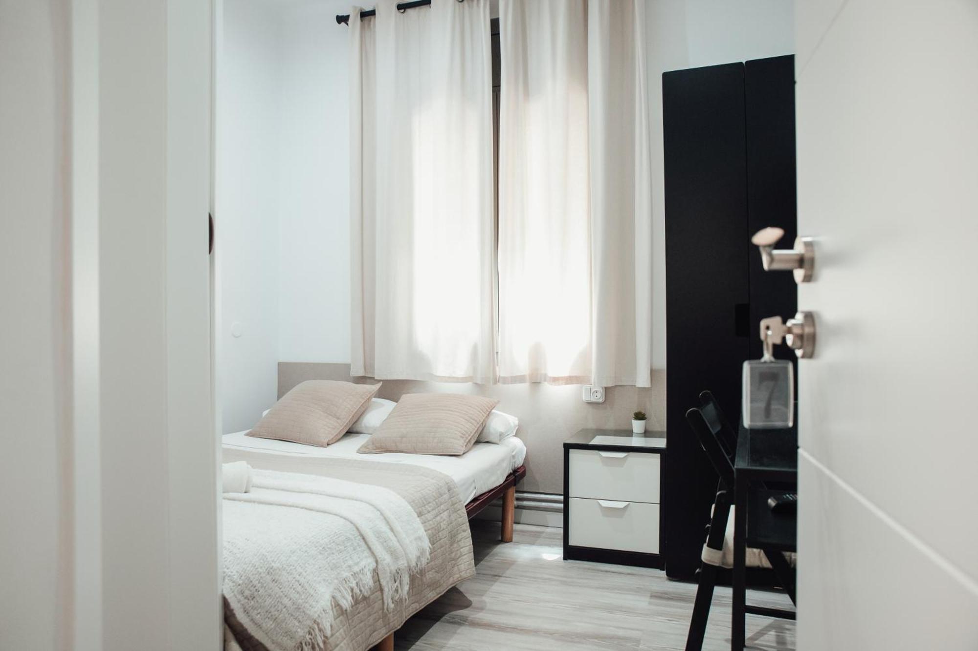 Hostal Ruta De Francia Barcellona Esterno foto