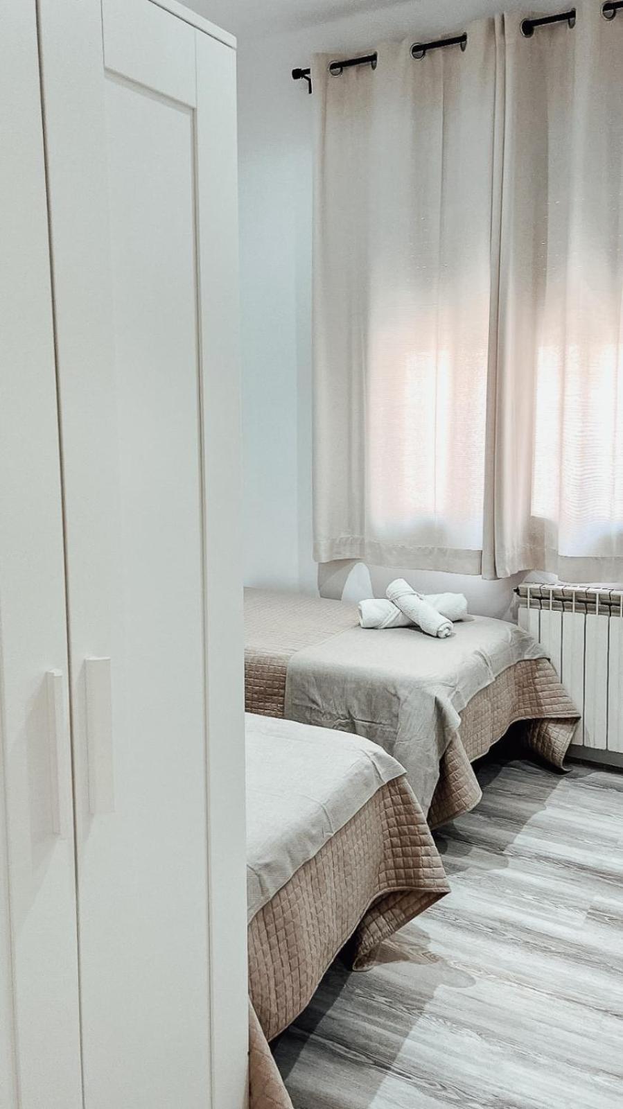Hostal Ruta De Francia Barcellona Esterno foto