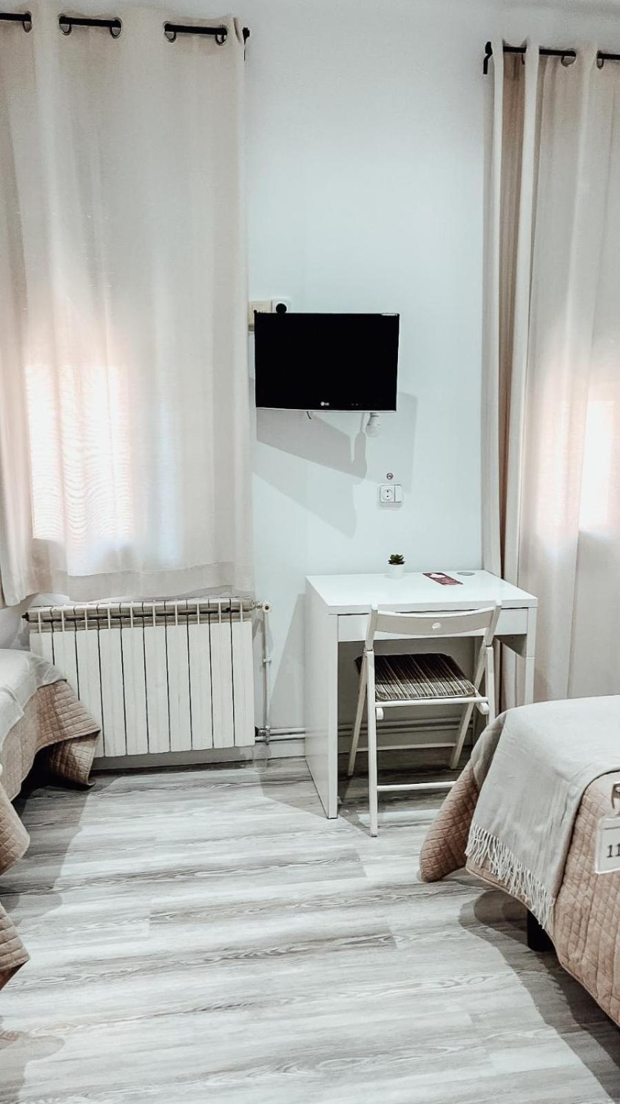 Hostal Ruta De Francia Barcellona Esterno foto