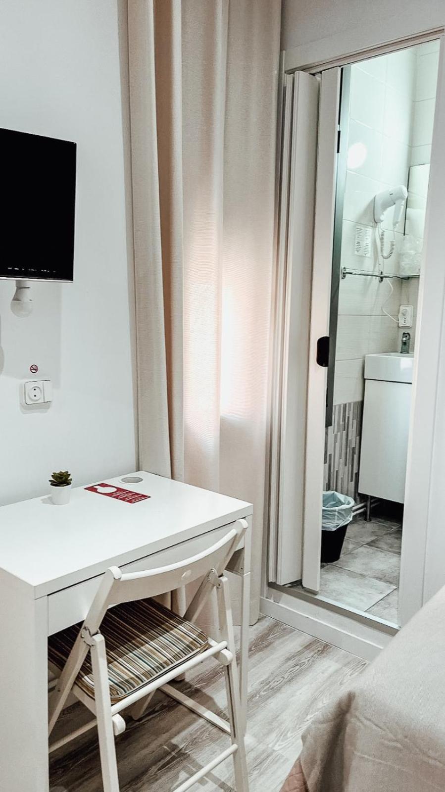 Hostal Ruta De Francia Barcellona Esterno foto
