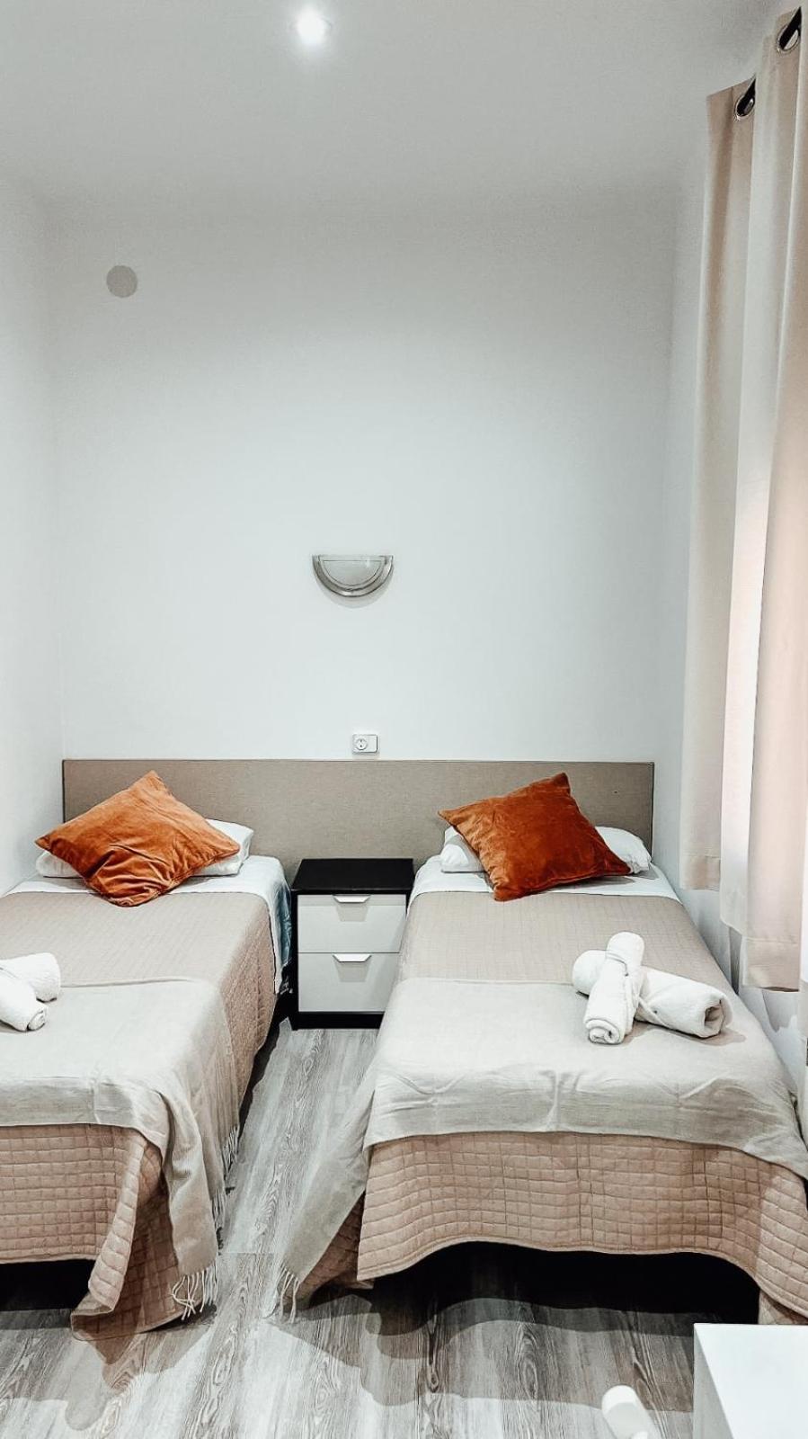 Hostal Ruta De Francia Barcellona Esterno foto