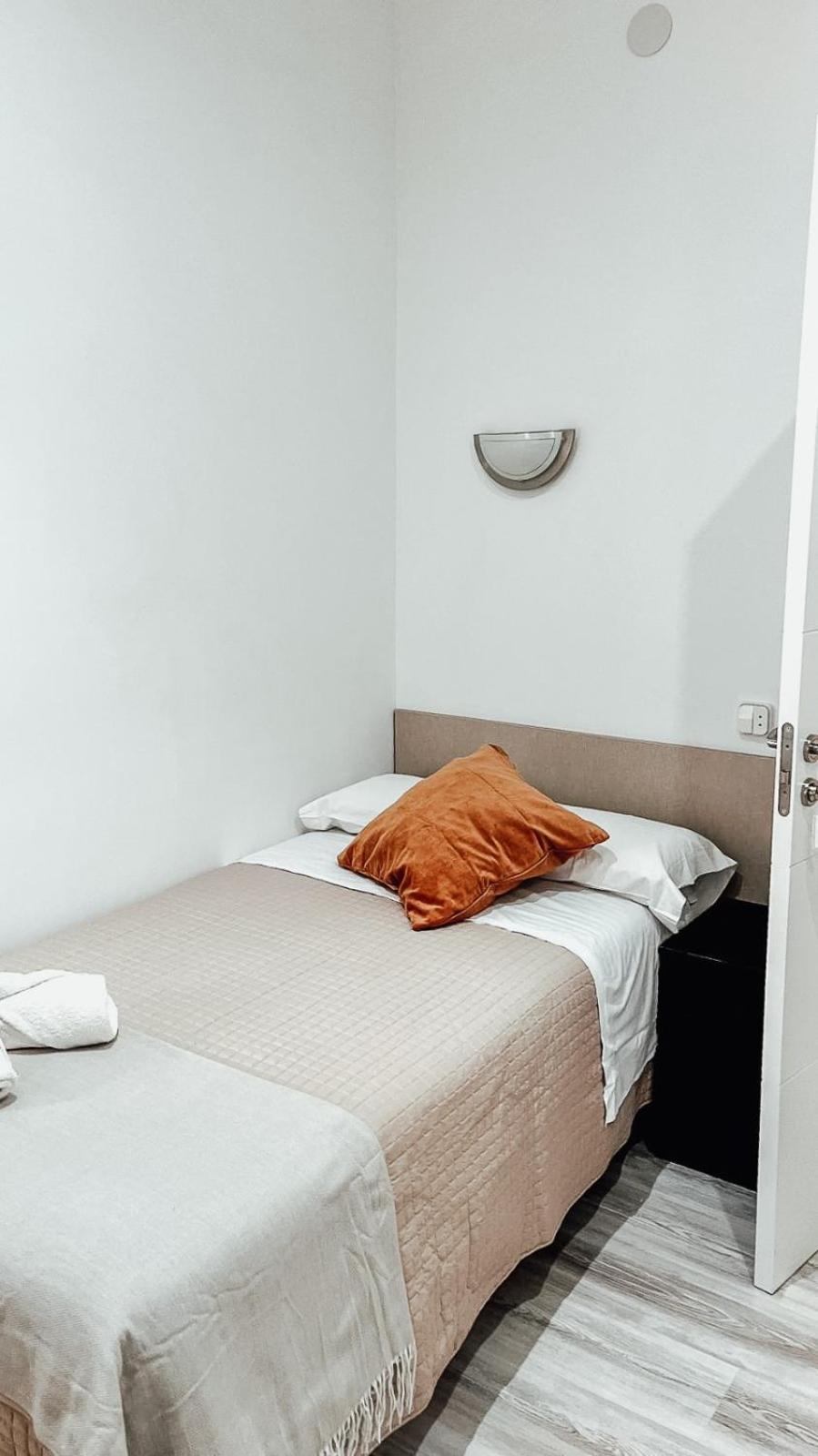 Hostal Ruta De Francia Barcellona Esterno foto