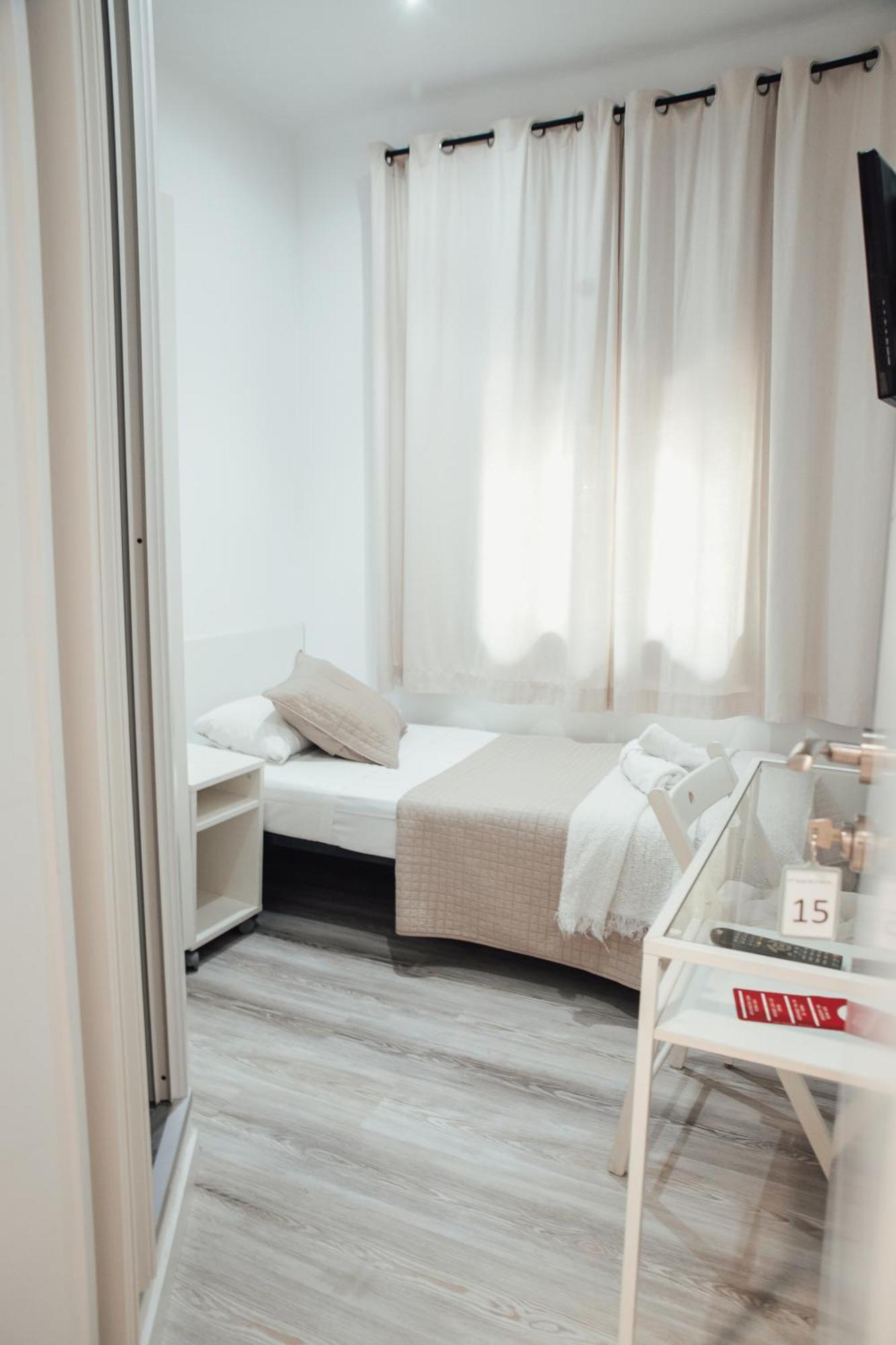 Hostal Ruta De Francia Barcellona Esterno foto
