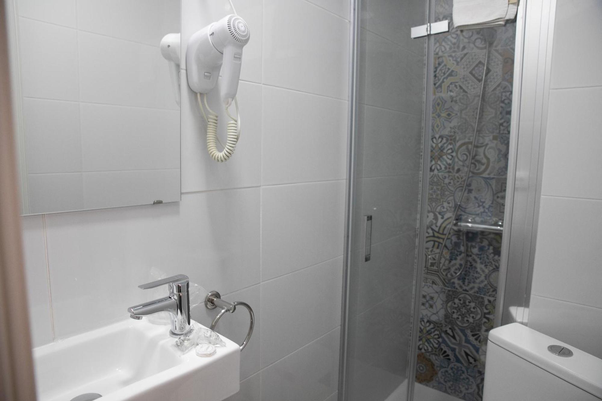 Hostal Ruta De Francia Barcellona Esterno foto
